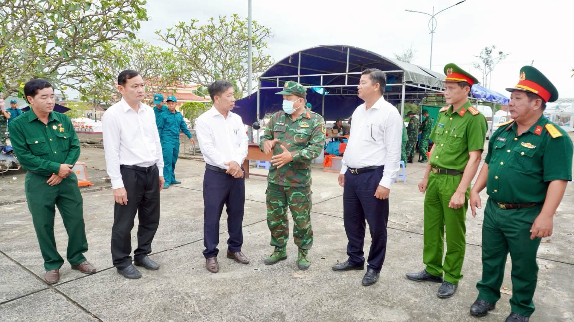 Vĩnh Bình thăm, động viên lực lượng làm nhiệm vụ lấy mẫu hài cốt liệt sĩ