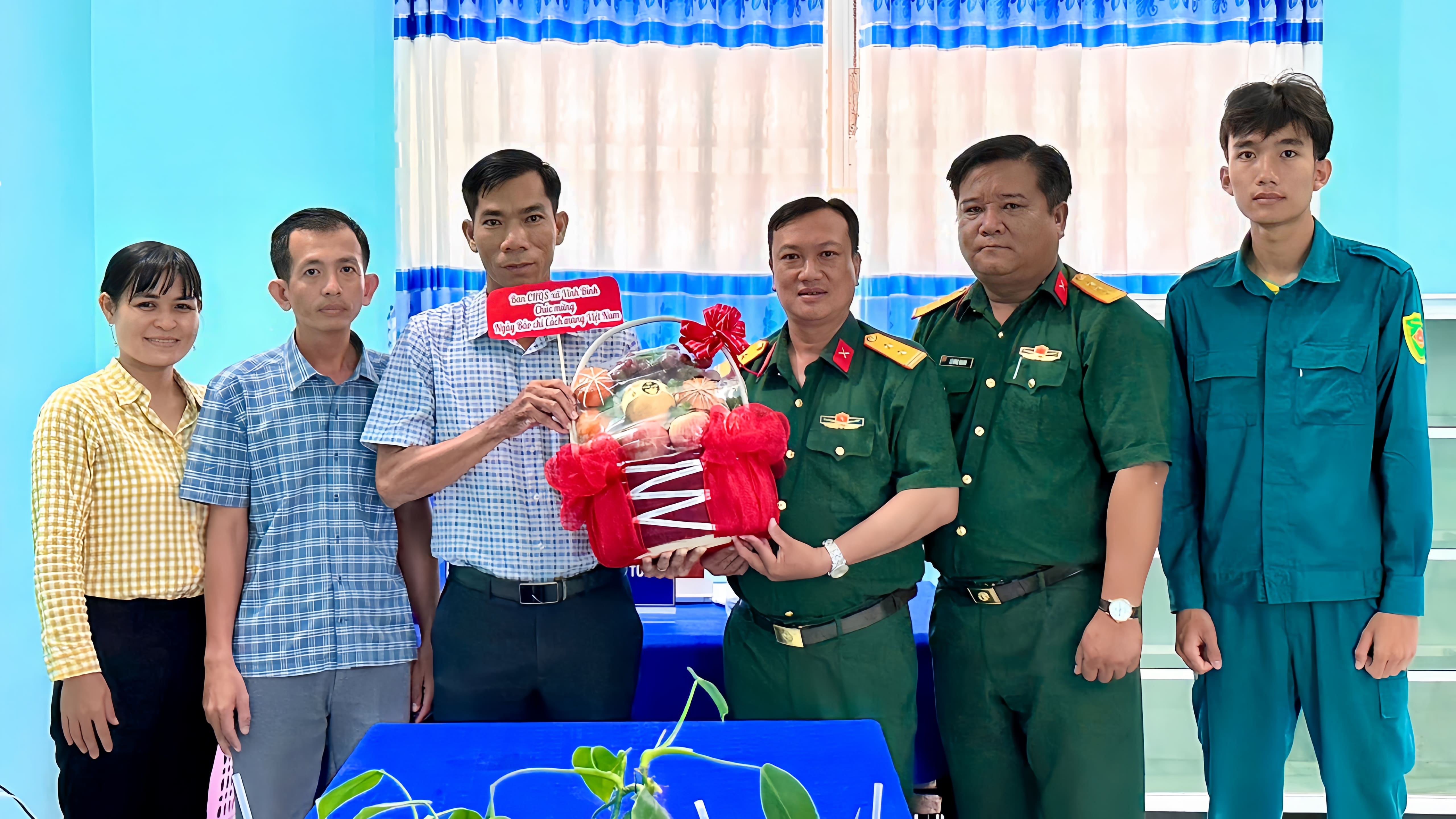 Ban Chỉ huy Quân sự xã Vĩnh Bình thăm, chúc mừng Trung tâm Dịch vụ tổng hợp nhân kỷ niệm Ngày Báo chí Cách mạng Việt Nam