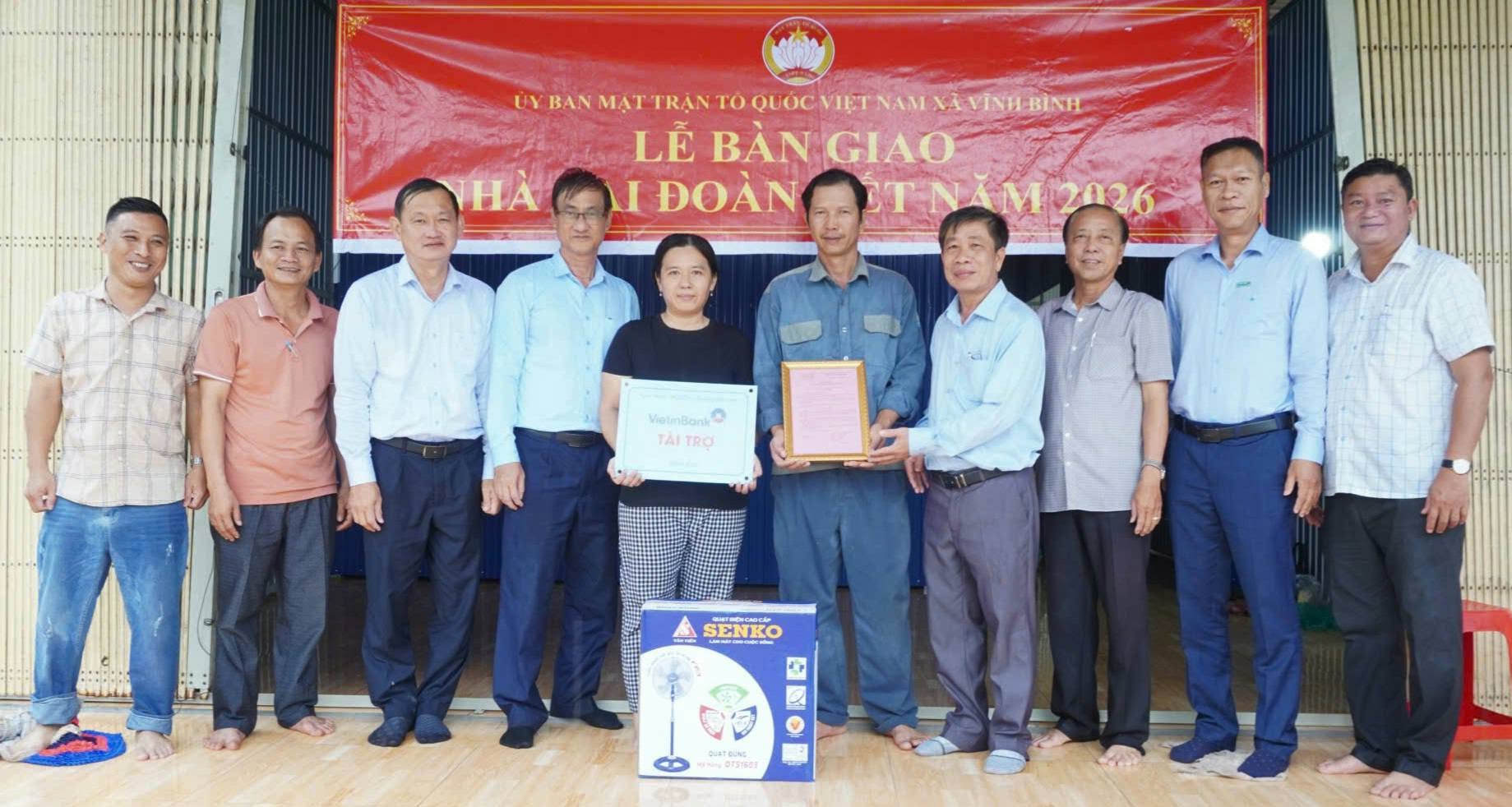 Bàn giao nhà “Đại đoàn kết” cho gia đình thuộc hộ nghèo, cận nghèo, hộ có hoàn cảnh khó khăn trên địa bàn xã Vĩnh Bình
